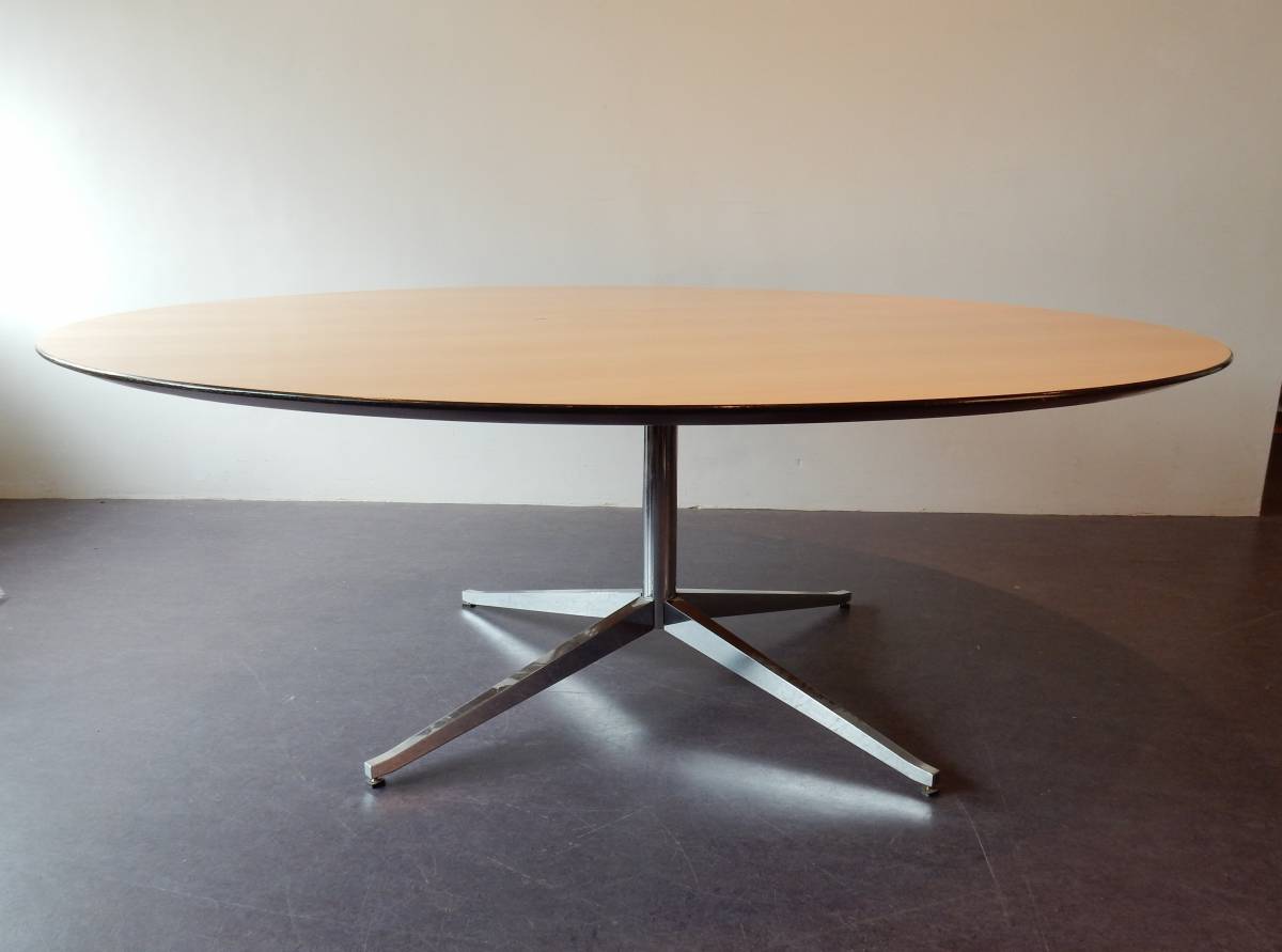 Large round conference or dining table by Florence Knoll for Knoll